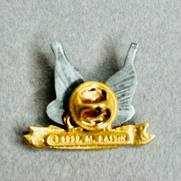 Vintage M. Bastin 1999 True Friends Birds at Birdbath Two Tone Pin - Picture 3 of 3